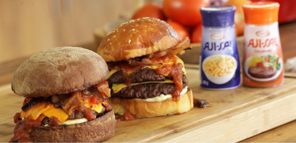 HAMBÚRGUER NA BRASA COM MOLHO RÚSTICO