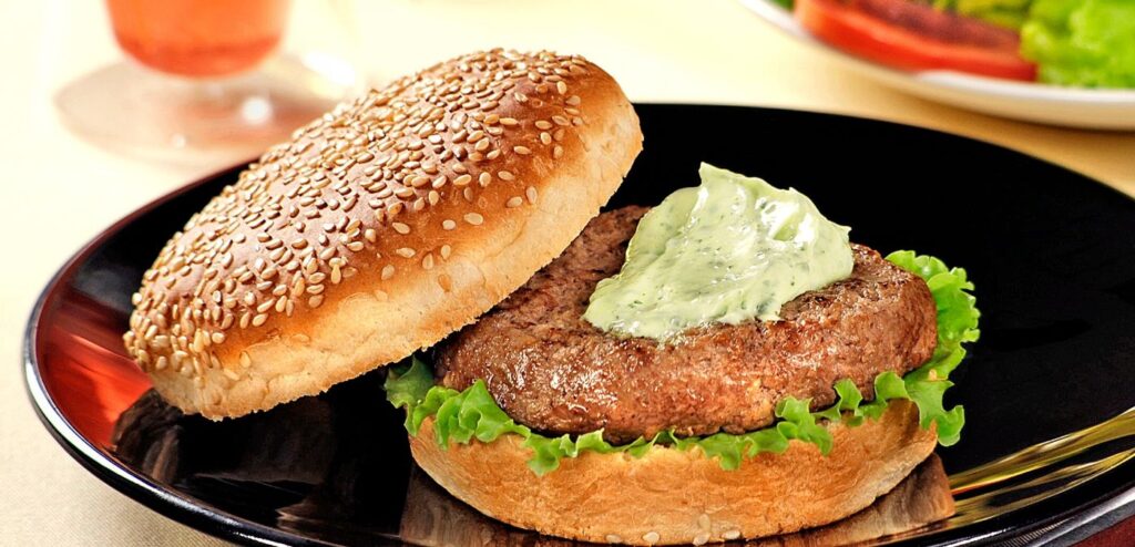 HAMBÚRGUER COM MAIONESE TEMPERADA