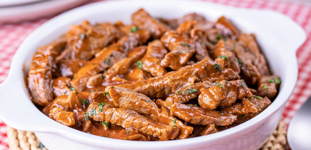 ISCAS DE CARNE AO MOLHO