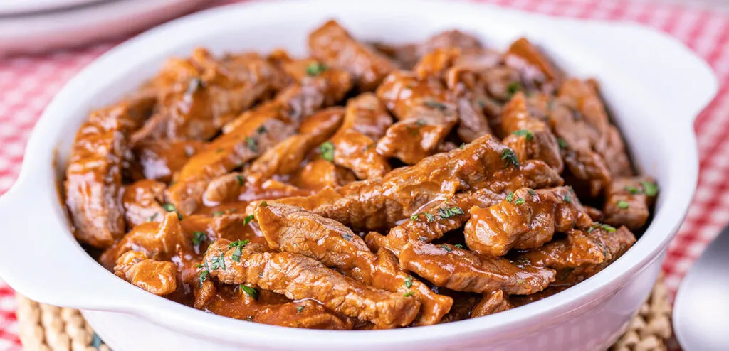 ISCAS DE CARNE AO MOLHO