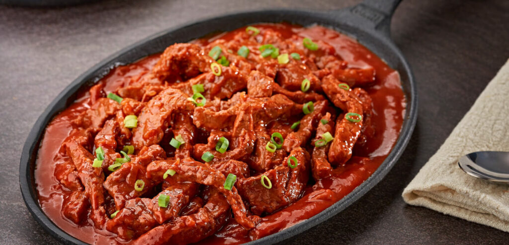 ISCAS DE CARNE AO MOLHO BARBECUE DE SHOYU