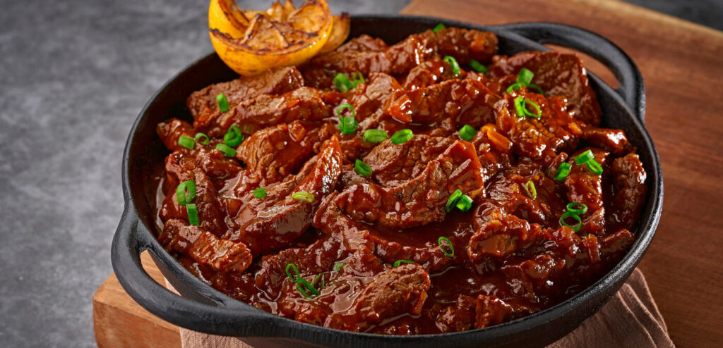 ISCAS DE CARNE AO MOLHO ESCURO