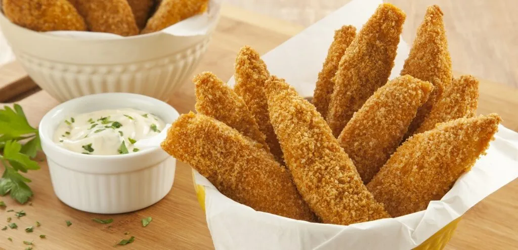 ISCAS DE FRANGO À MILANESA