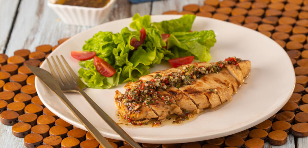 ISCAS DE FRANGO GRELHADO COM CHIMICHURRI