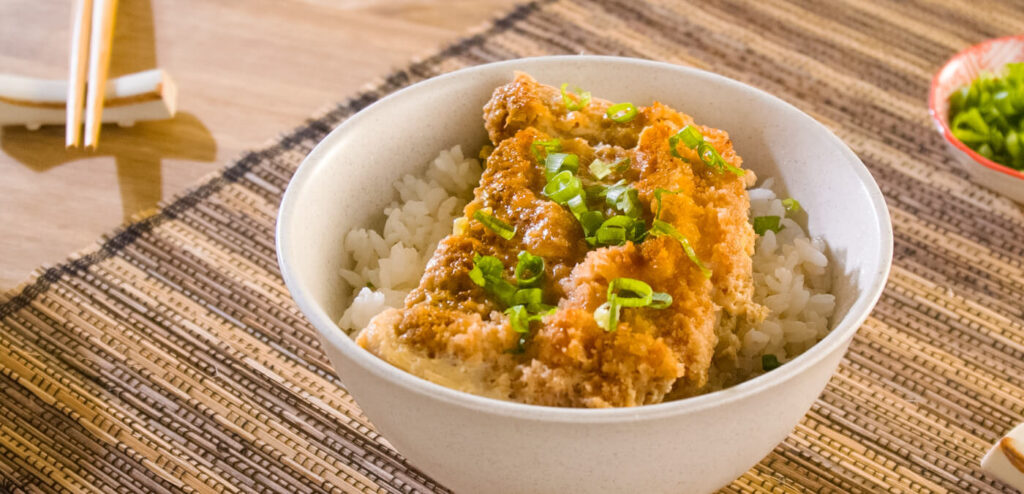 “KATSUDON” (TIGELA COM CARNE EMPANADA)