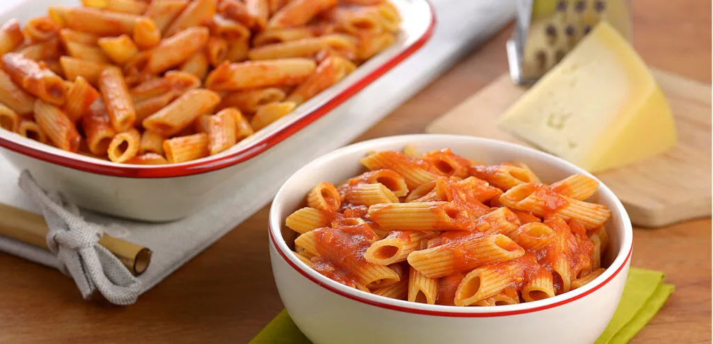 MACARRÃO COM MOLHO DE TOMATE