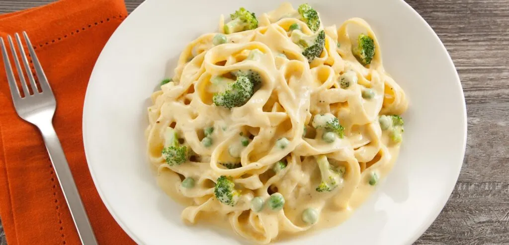 Macarrão ao Molho Branco com Brócolis e Ervilha