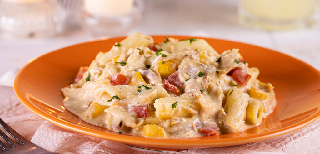 MACARRÃO AO MOLHO COM FRANGO CREMOSO