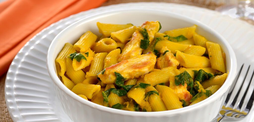 MACARRÃO AO MOLHO DE ABÓBORA E ESPINAFRE