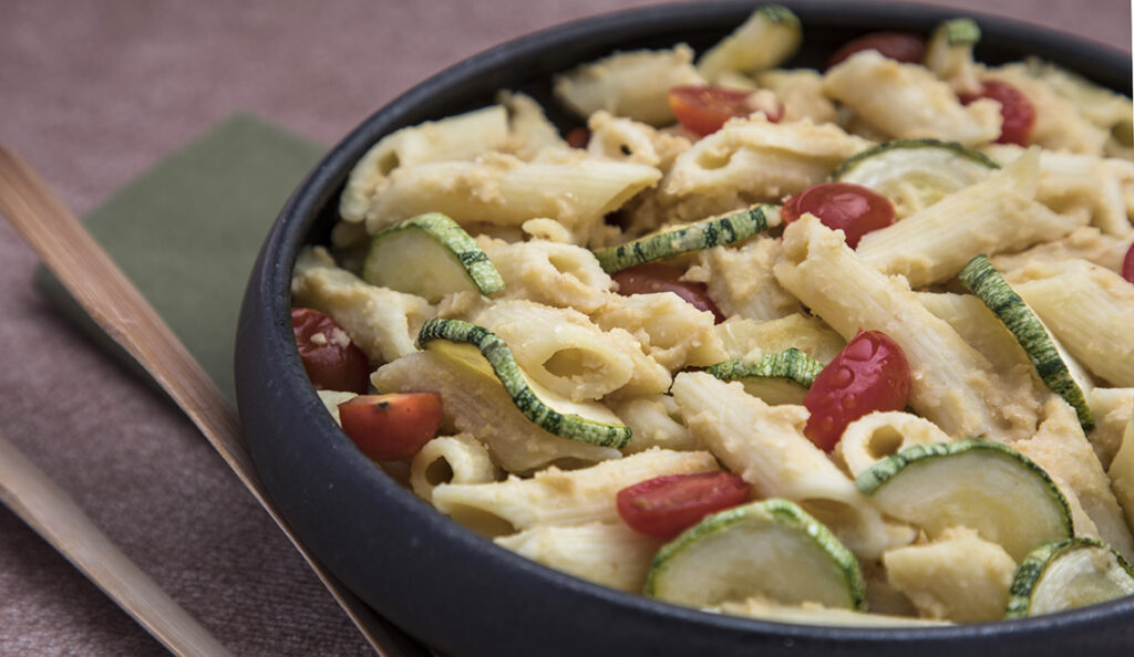 MACARRÃO AO MOLHO DE HOMUS E LEGUMES