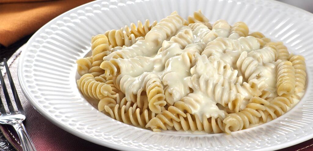 MACARRÃO AO MOLHO DE QUEIJO
