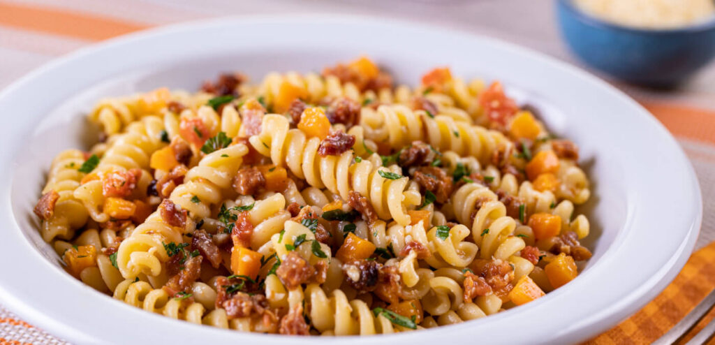 MACARRÃO COM BACON E TUCUPI