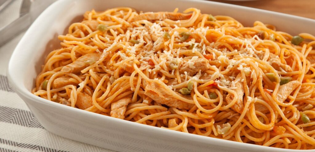 MACARRÃO COM FRANGO E AZEITONA