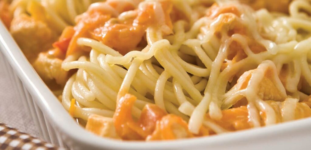 MACARRÃO COM FRANGO E QUEIJO AO FORNO