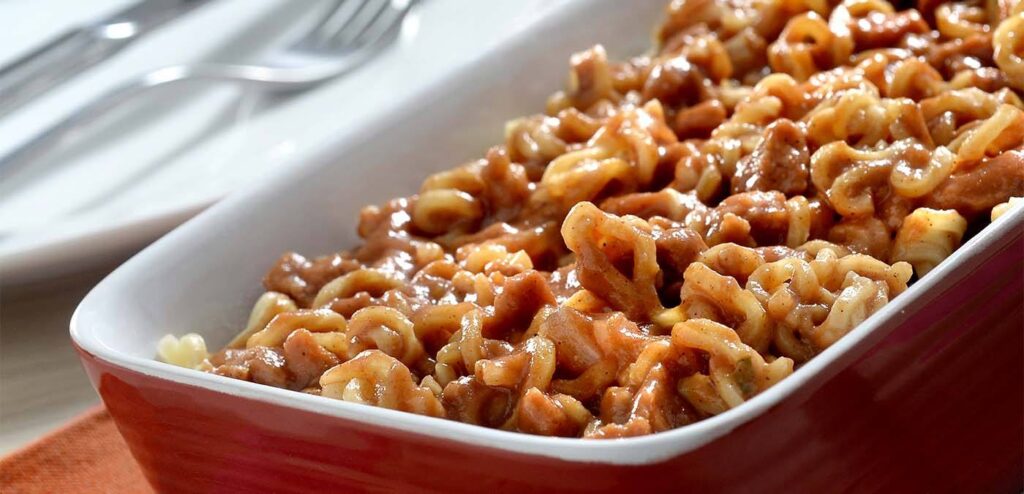 MACARRÃO COM LINGUIÇA E FEIJÃO