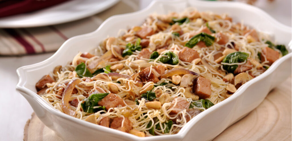 MACARRÃO DE ARROZ COM TENDER