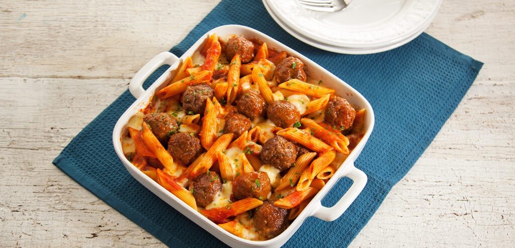 MACARRÃO DE FORNO COM ALMÔNDEGAS