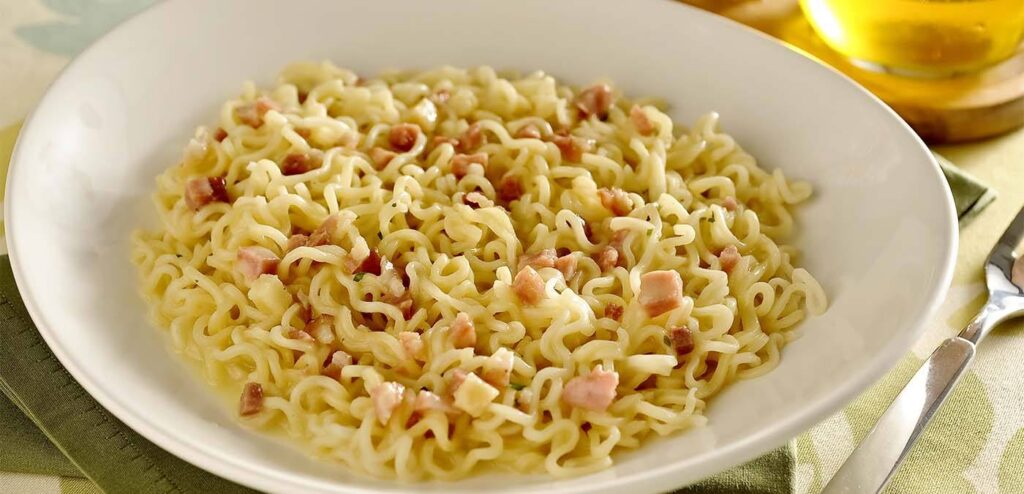 MACARRÃO INSTANTÂNEO COM BACON