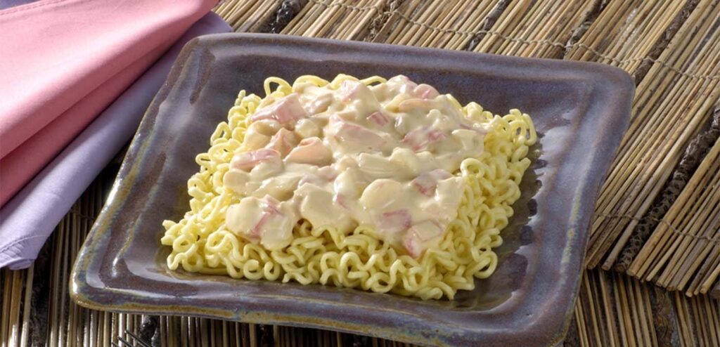 MACARRÃO INSTANTÂNEO COM KANI-KAMA