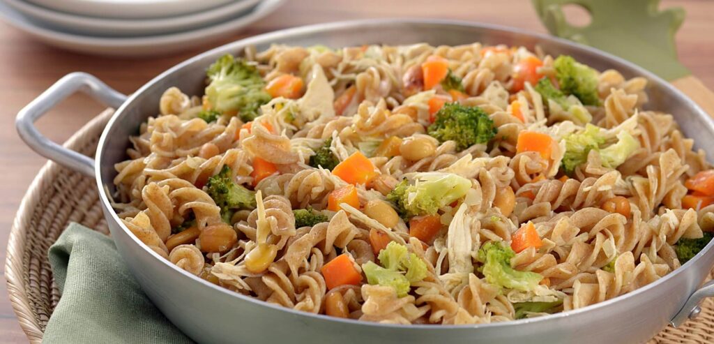 MACARRÃO INTEGRAL COM FRANGO E VEGETAIS