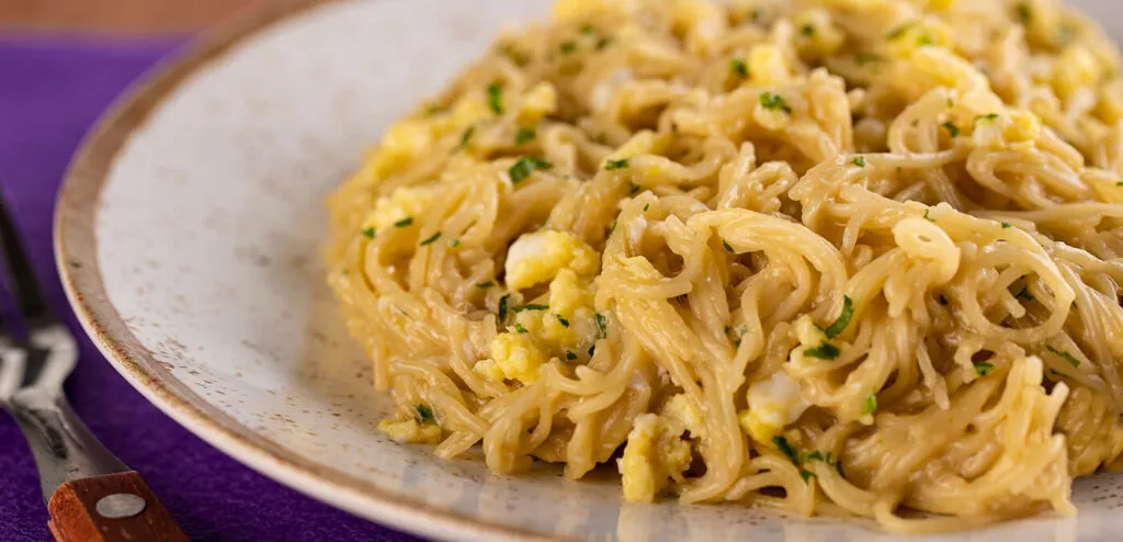 MACARRÃO PRÁTICO COM OVO MEXIDO