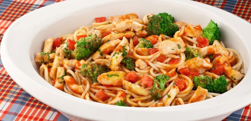 MACARRÃO COM BRÓCOLIS E FRANGO À MODA AJINOMOTO