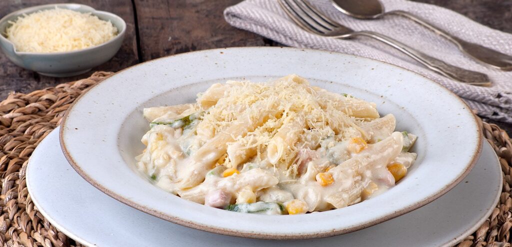 MACARRÃO TRICOLOR COM MOLHO DE QUEIJO