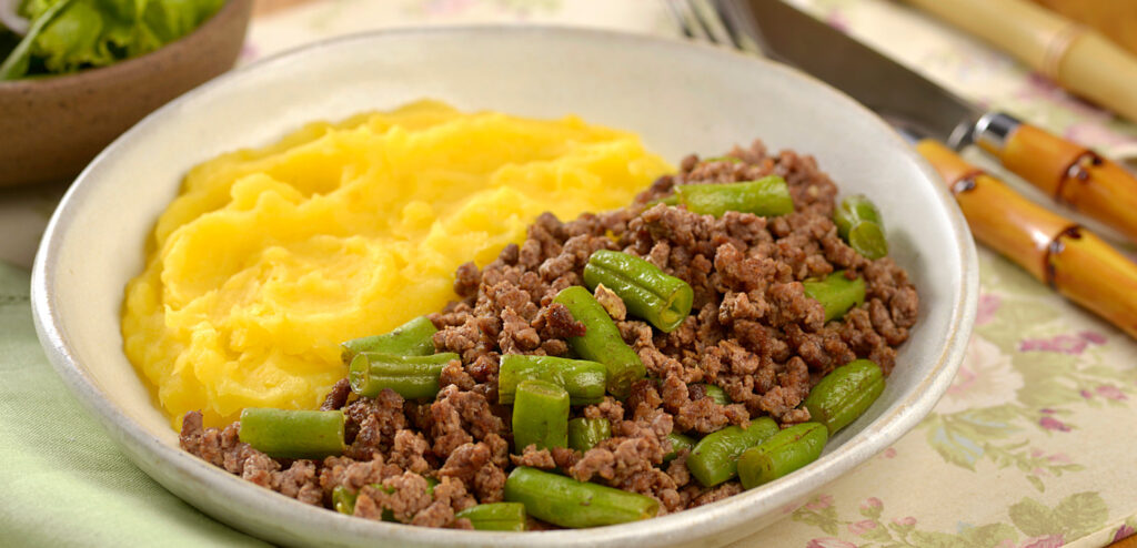 MANDIOQUINHA CREMOSA COM CARNE MOÍDA