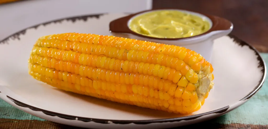 Milho assado com manteiga temperada