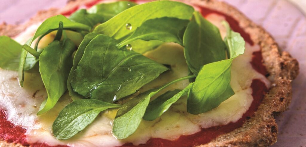 MINI PIZZA DE COUVE-FLOR E RÚCULA