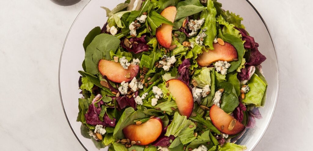 MIX DE FOLHAS COM FRUTAS E SEMENTES AO MOLHO DE SHOYU SATIS!® E GENGIBRE