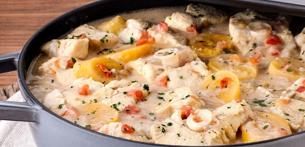 MOQUECA DE CAÇÃO COM BANANA-DA-TERRA