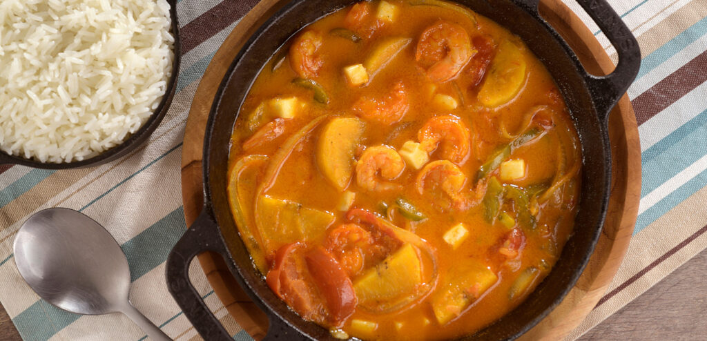 MOQUECA DE CAMARÃO, BANANA-DA-TERRA E QUEIJO DE COALHO
