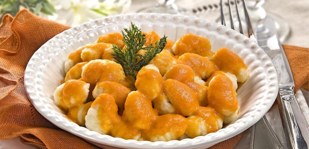 NHOQUE AO MOLHO DE CENOURA E TOMATE