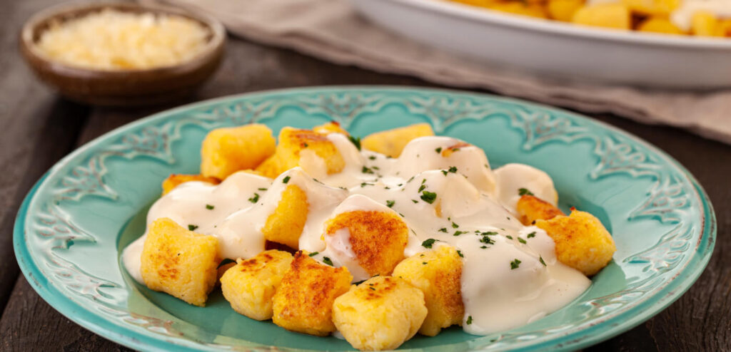 NHOQUE DE POLENTA AO CREME PRÁTICO DE QUEIJO