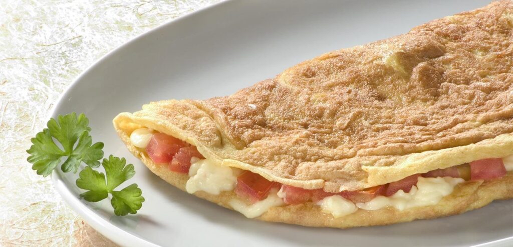 OMELETE RECHEADA COM QUEIJO BRANCO