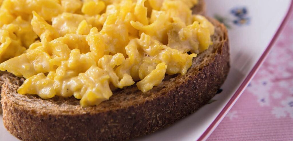 OVO MEXIDO COM PÃO INTEGRAL