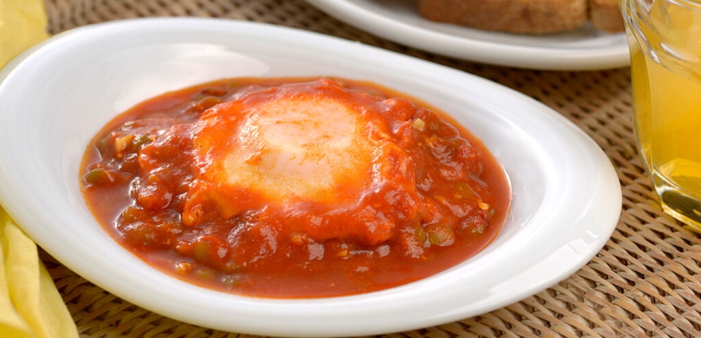 OVOS E ERVILHA AO MOLHO DE TOMATE