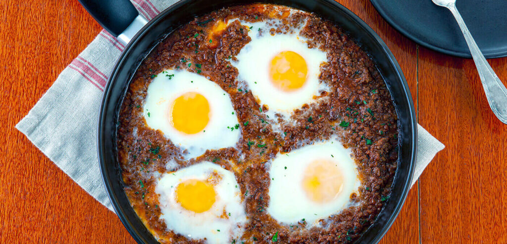 OVOS COM CARNE MOÍDA BOLONHESA