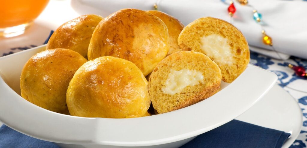 PÃEZINHOS DE ABÓBORA COM REQUEIJÃO