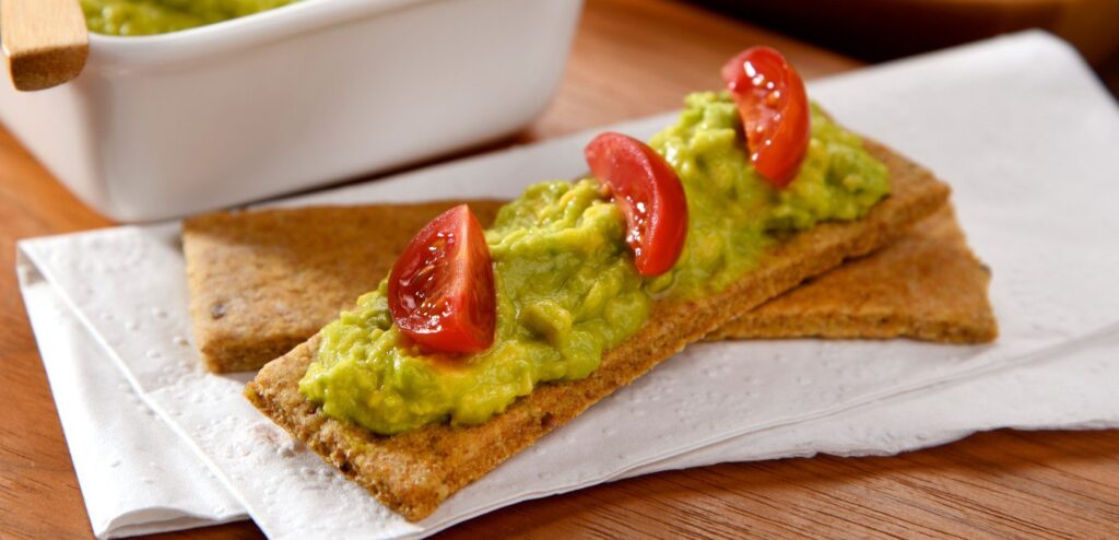 PÃO SUECO COM PATÊ DE ABACATE