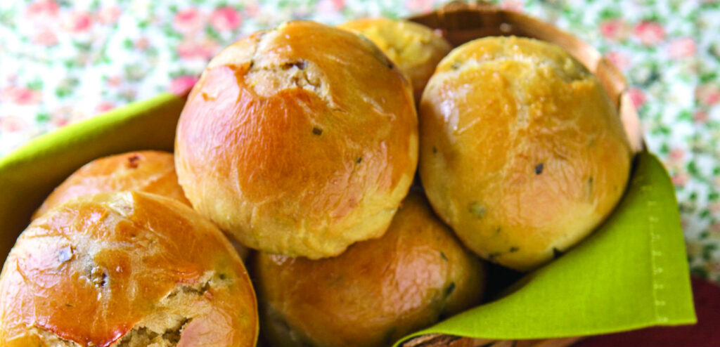 PÃOZINHO DE CEBOLA PARA O CAFÉ DA TARDE