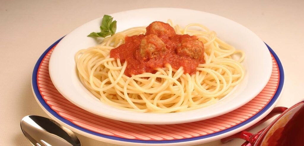 ESPAGUETE COM ALMÔNDEGAS