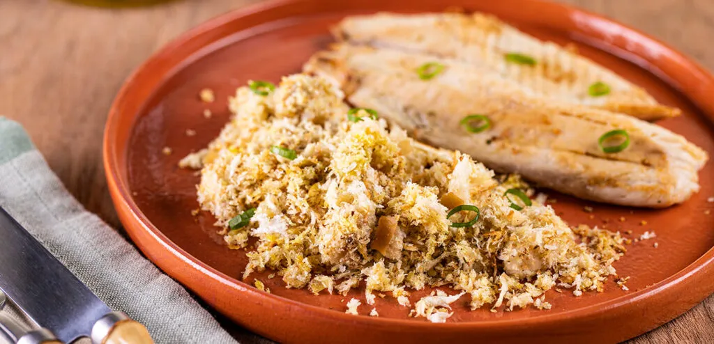 Peixe com farofa de banana