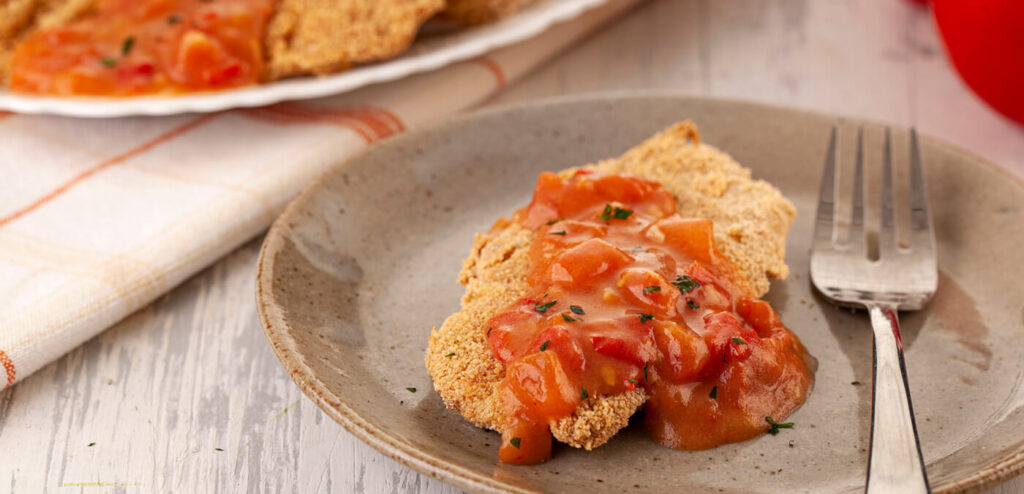 PEIXE EMPANADO ASSADO AO MOLHO DE TOMATE