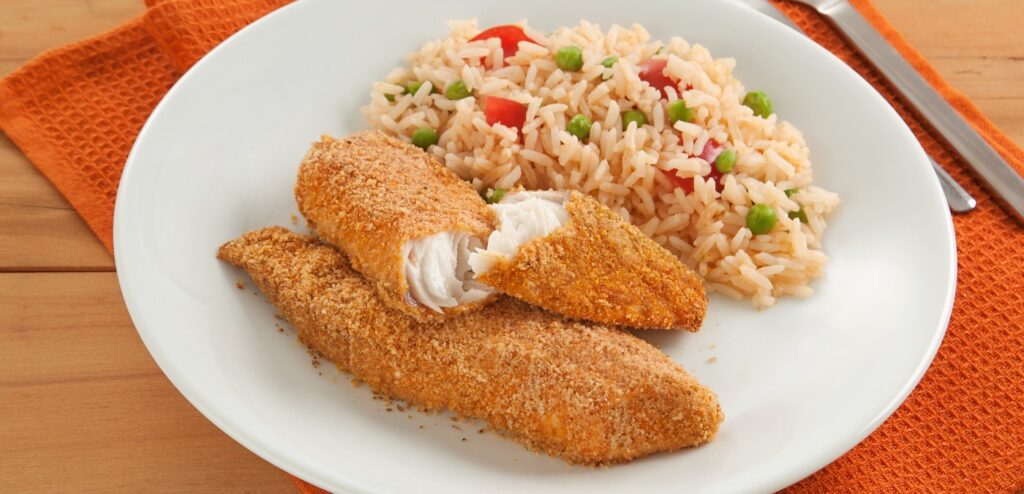 PEIXE EMPANADO COM ARROZ COLORIDO