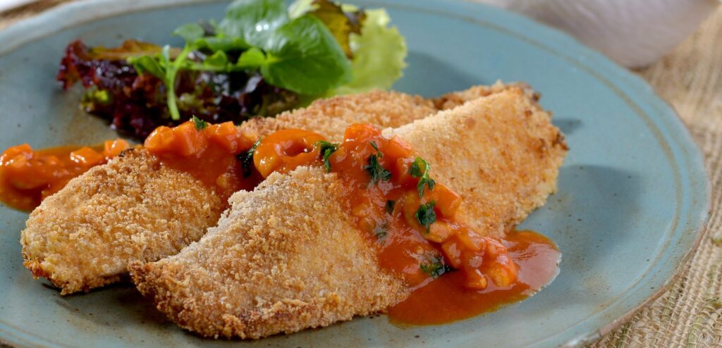 PEIXE EMPANADO COM MOLHO DE CAMARÃO