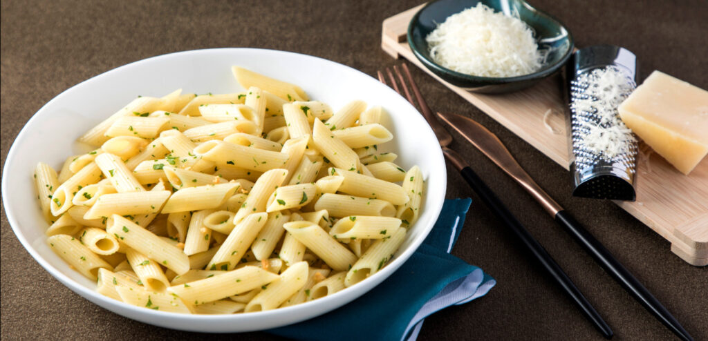 PENNE AO ALHO E ÓLEO
