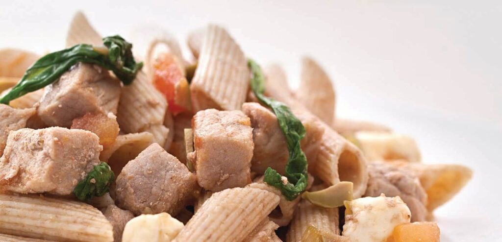 PENNE AO MOLHO DE LOMBO E RÚCULA