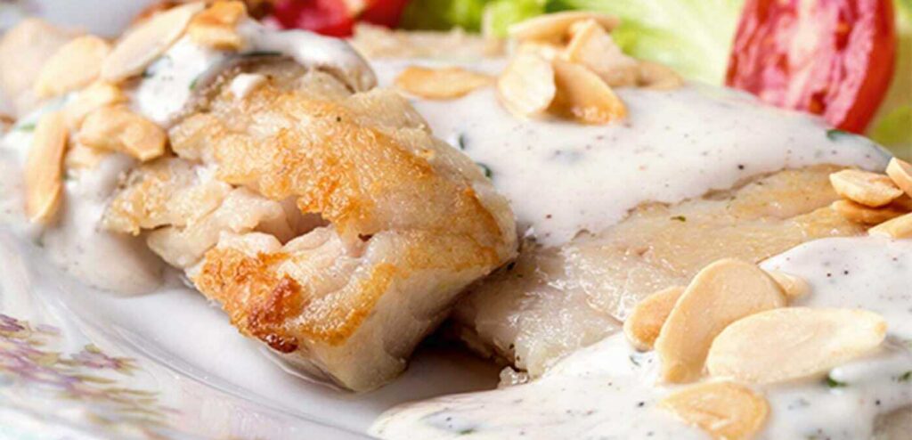 PESCADA AO MOLHO DE IOGURTE E AMÊNDOAS